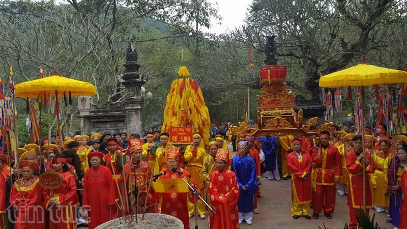 Kiệu hoa tre đền Sóc ‘biến mất’ sau chưa đầy 20 giây, tả tơi hoa lá rơi lại ảnh 1
